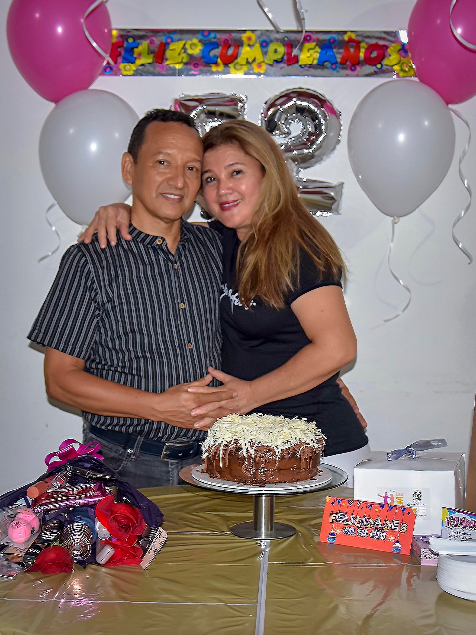 José Asdrúbal Cadena y la cumpleañera Mónica Rojas Rodríguez.